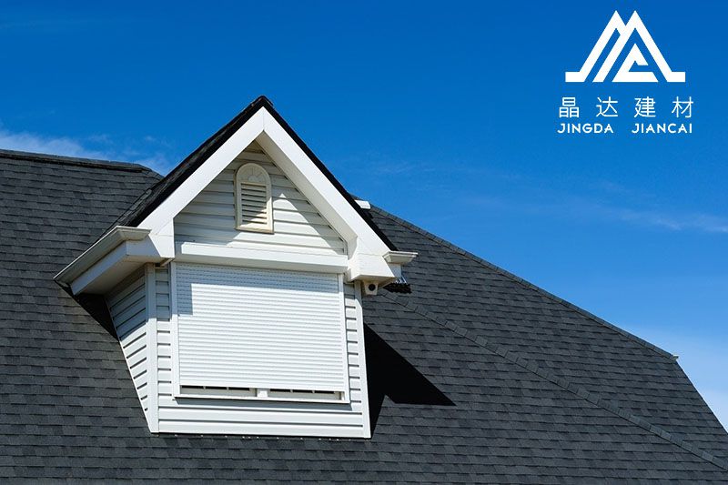 【彩色油氈瓦】挑選晶達裝飾建材優(yōu)點在哪兒？【彩色油氈瓦平屋面】的優(yōu)勢反映在哪一方面？